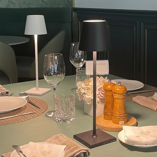 LumiSteel – Lampada da Tavolo Ricaricabile con Design Moderno e Struttura in Alluminio Elegante