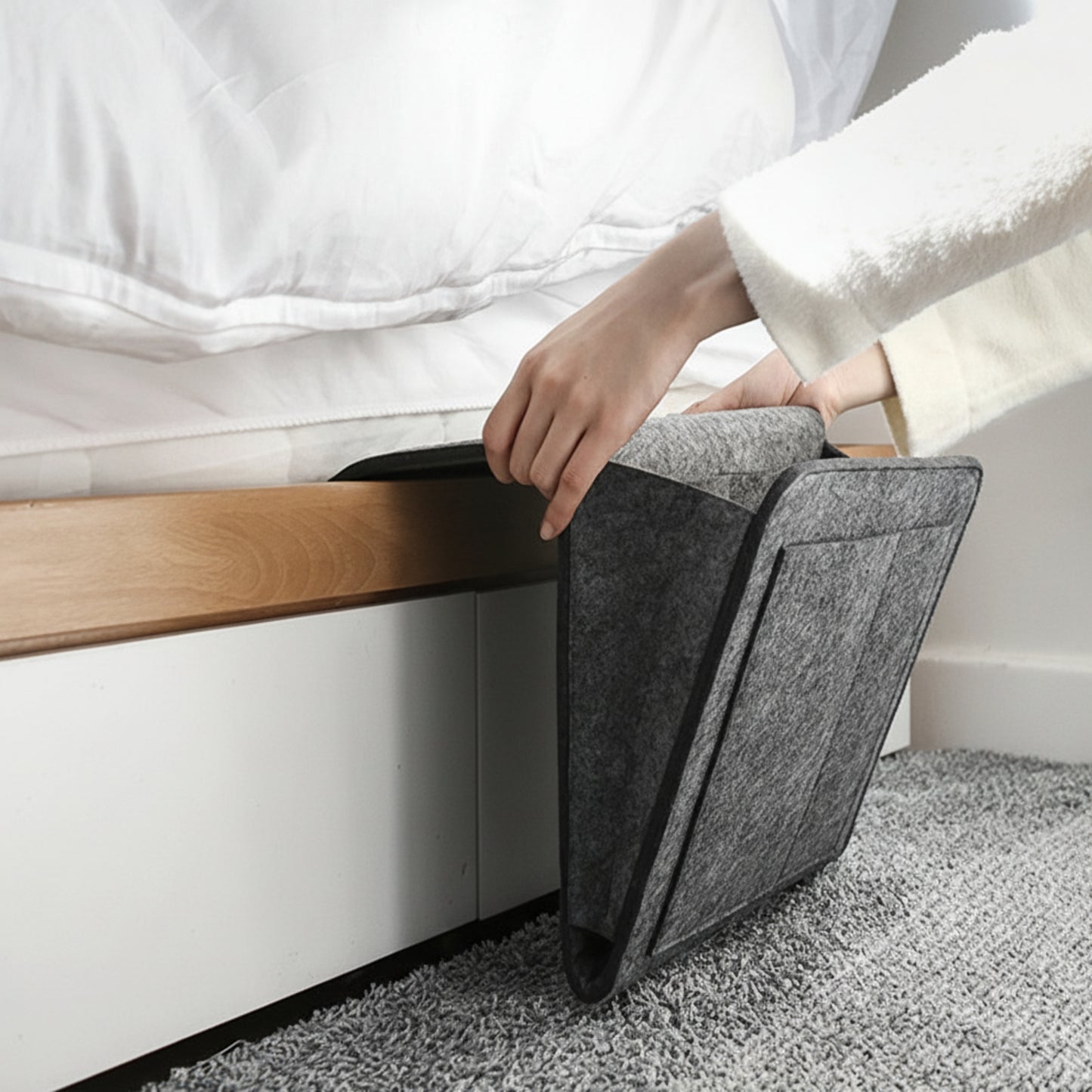 BedMate – Organizzatore da Letto Minimalista con Tasche Laterali Salvaspazio e Design Funzionale