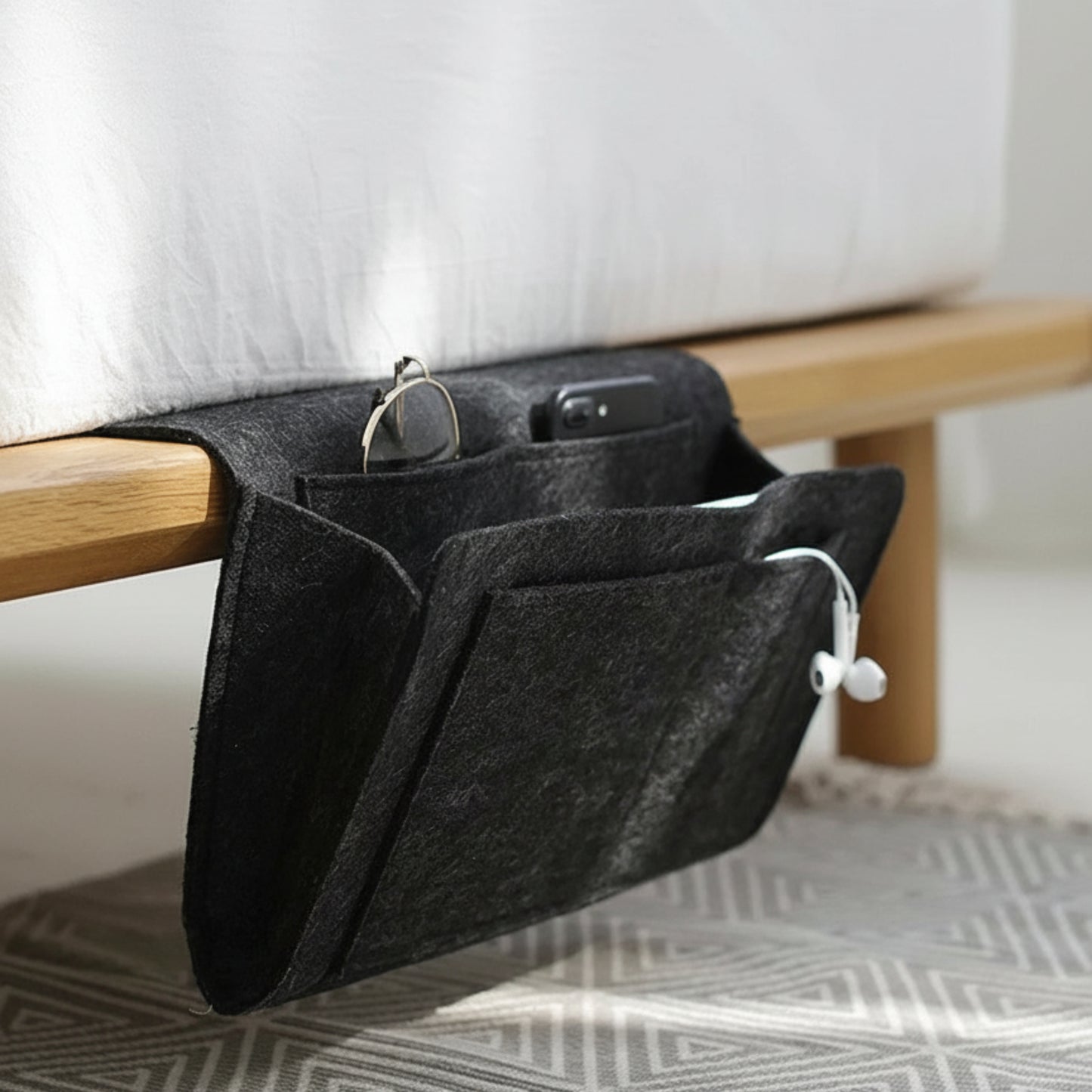 BedMate – Organizzatore da Letto Minimalista con Tasche Laterali Salvaspazio e Design Funzionale