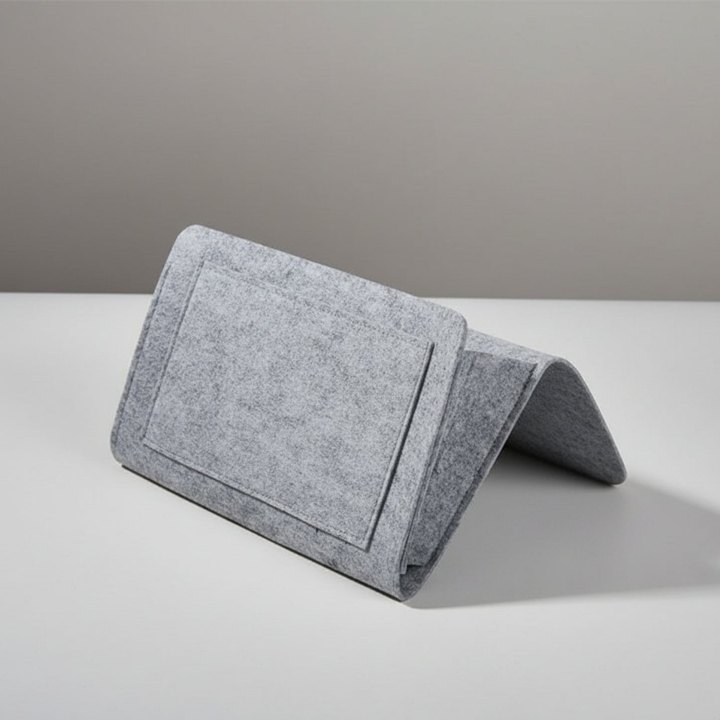 BedMate – Organizzatore da Letto Minimalista con Tasche Laterali Salvaspazio e Design Funzionale
