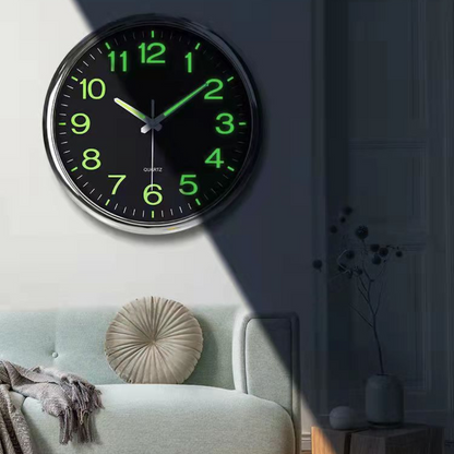 Orologio da parete LuminoClock con numeri luminescenti, vista frontale