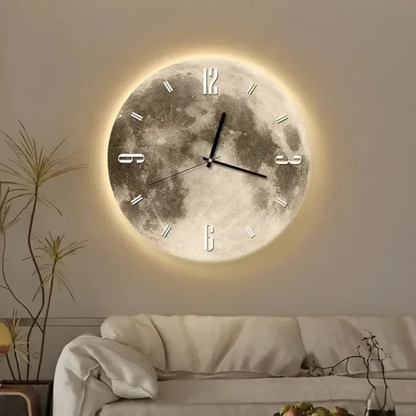 Effetto luminoso notturno dell'orologio LunaGlow sulla parete