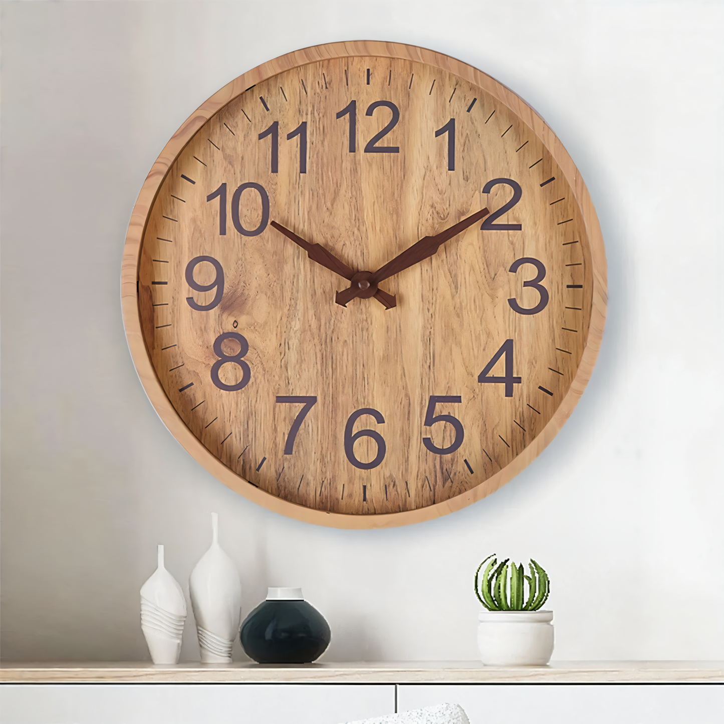 Orologio da parete TimberAura appeso a parete chiara