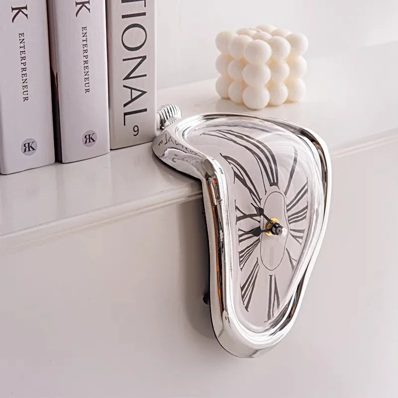 Orologio da parete TimeMelt su mensola decorativa