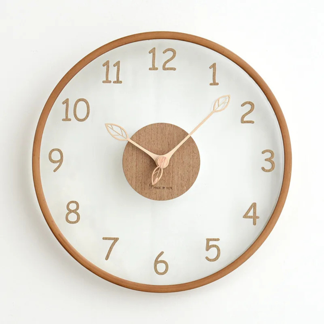 Orologio da parete WoodHush su parete chiara