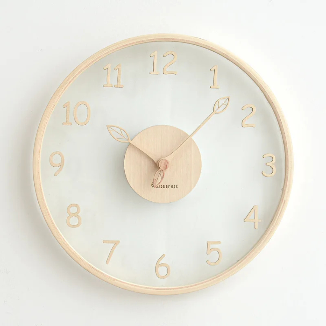 Orologio da parete WoodHush in soggiorno