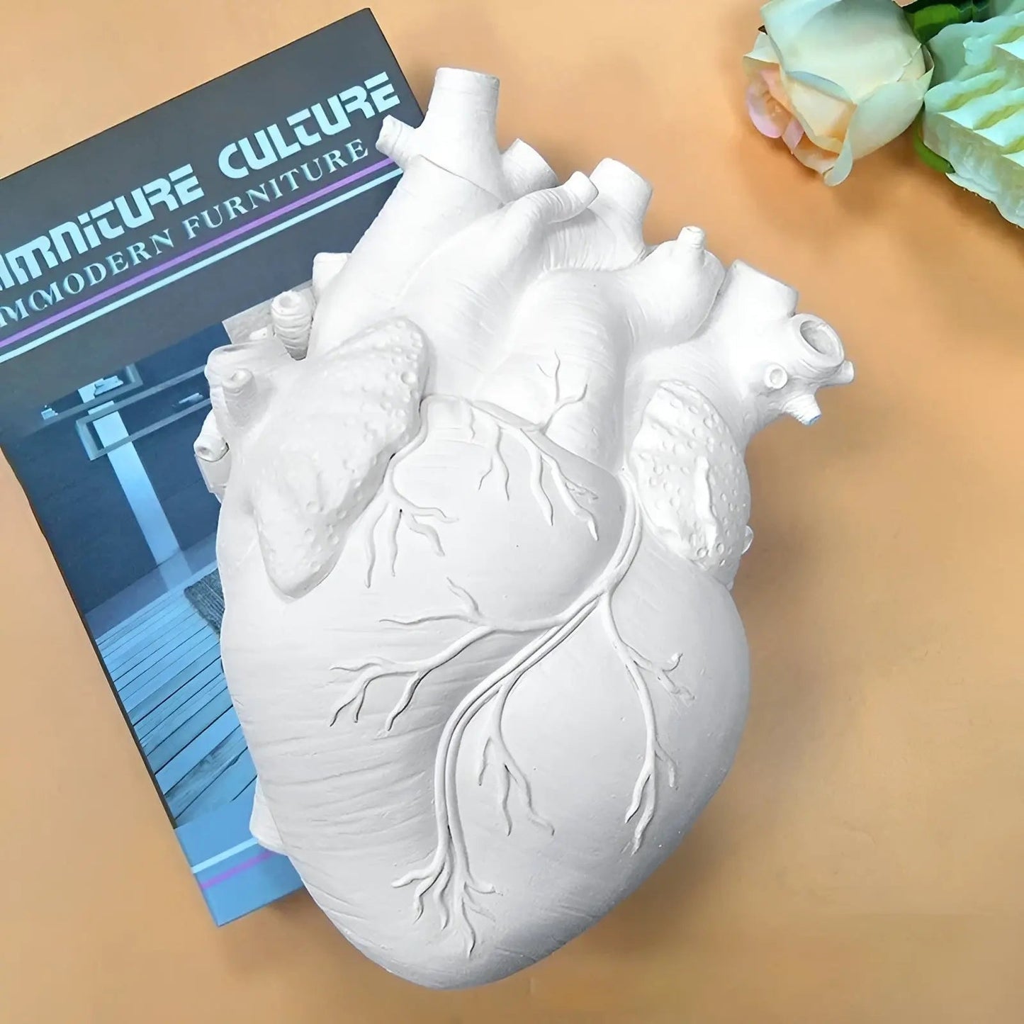 CuoreVivo – Vaso Decorativo Moderno a Forma di Cuore Anatomico per Fiori e Arredo Interni