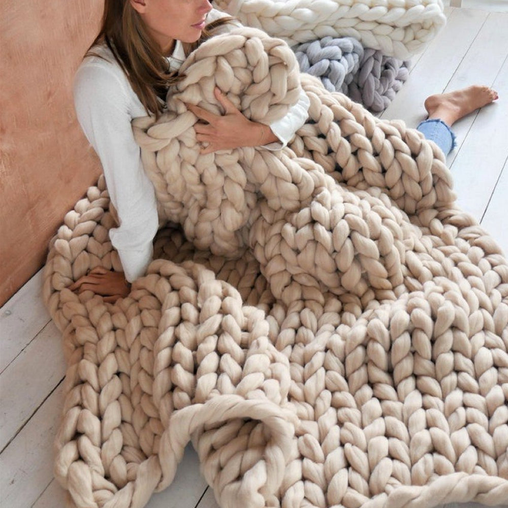 SoftLoop – Coperta Intrecciata a Mano in Stile Moderno per Relax e Arredo Elegante