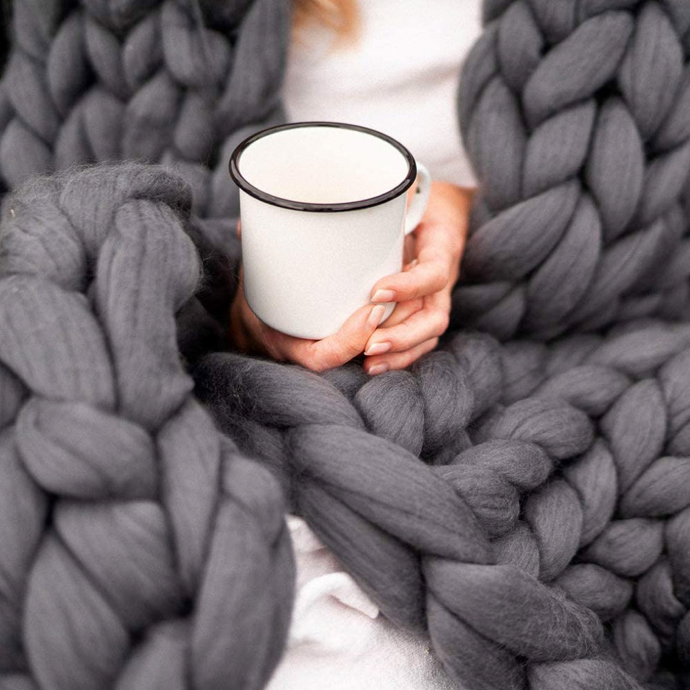 SoftLoop – Coperta Intrecciata a Mano in Stile Moderno per Relax e Arredo Elegante