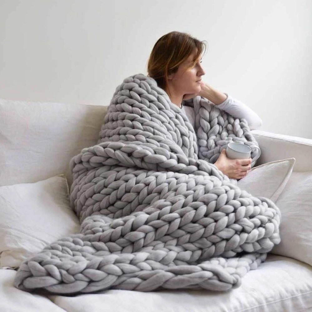SoftLoop – Coperta Intrecciata a Mano in Stile Moderno per Relax e Arredo Elegante