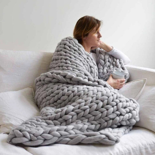 SoftLoop – Coperta Intrecciata a Mano in Stile Moderno per Relax e Arredo Elegante